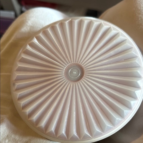 Red Circular Lid - Picture 4 of 4